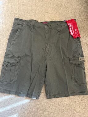 UNIONBAY Olive Green Cargo Shorts with Side Pockets NWT men’s size 40